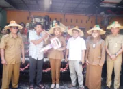 Tingkatkan Efisiensi Pertanian, Wabup Mimik Idayana Serahkan Bantuan Combine Harvester di Sukodono