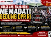 Massa Aksi Siang Hari Memadati Gedung DPR RI