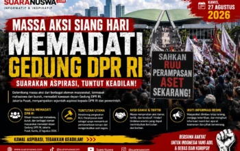 Massa Aksi Siang Hari Memadati Gedung DPR RI